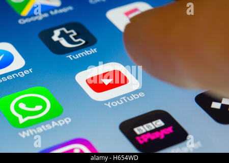YouTube-Film teilen und Streaming-app auf dem iPhone Smartphone-Bildschirm hautnah Stockfoto