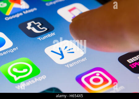 Yammer professionelle app für soziale Netzwerke hautnah auf iPhone Smartphone-Bildschirm Stockfoto