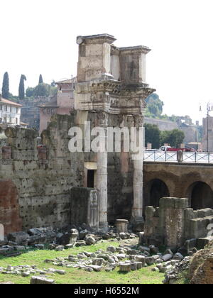 Römische Ruinen in Foro de Nerva gesehen von Via Tor de Conti Stockfoto