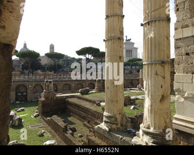 Römische Ruinen in Foro de Nerva gesehen von Via Tor de Conti Stockfoto