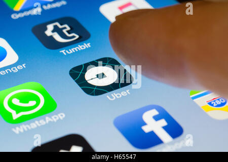 Uber-Online-Taxi-Buchungs-app auf dem iPhone Smartphone-Bildschirm hautnah Stockfoto