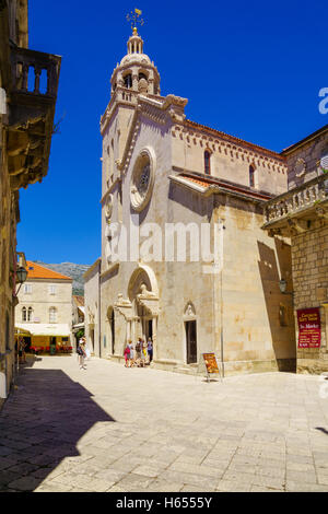 KORCULA, Kroatien - 25. Juni 2015: Szene von St. Markus Kathedrale, bei Einheimischen und Besuchern in der Altstadt von Korcula, Kroatien Stockfoto