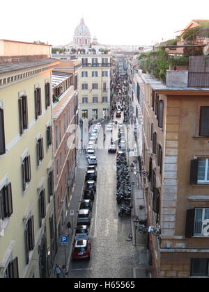 Nach unten über Sebastianello von Piazza Della Trinita mit der Kuppel von San Carlo El Corso im Hintergrund anzeigen Stockfoto