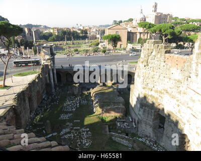 Römische Ruinen in Foro de Nerva gesehen von Via Tor de Conti Stockfoto