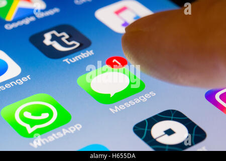 Apple Nachrichten-app auf dem iPhone Smartphone-Bildschirm hautnah Stockfoto