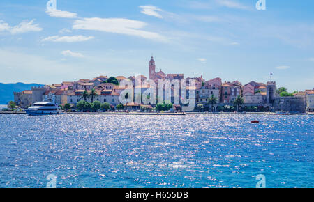 KORCULA, Kroatien - 26. Juni 2015: Szene in der Altstadt (Westseite), mit Mauern, Häuser, Boote, einheimische und Besucher, im Kleinod Stockfoto