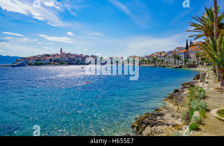 KORCULA, Kroatien - 26. Juni 2015: Szene in der Altstadt (Westseite), mit Mauern, Häuser, Boote, einheimische und Besucher, im Kleinod Stockfoto