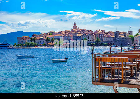 KORCULA, Kroatien - 26. Juni 2015: Szene in der Altstadt (Westseite), mit Mauern, Häuser, Boote, einheimische und Besucher, im Kleinod Stockfoto