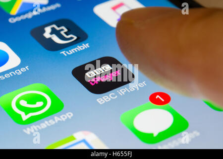 BBC iPlayer TV-Streaming-Service-app auf dem iPhone Smartphone-Bildschirm hautnah Stockfoto
