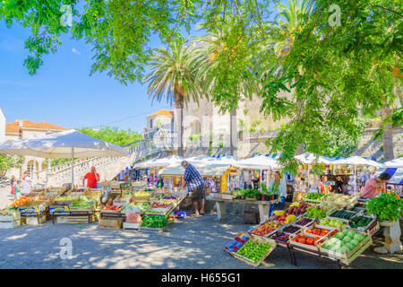 KORCULA, Kroatien - 26. Juni 2015: Marktplatz in Kralja Tomislava quadratisch, mit Verkäufern und Käufern in Korcula, Kroatien Stockfoto