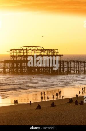 Sonnenuntergang über dem zerstörten West Pier, Strand von Brighton, Brighton, East Sussex England UK Stockfoto