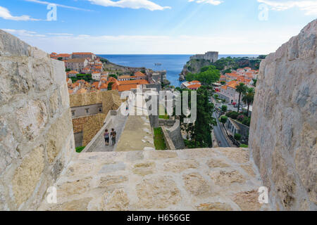 DUBROVNIK, Kroatien - 26. Juni 2015: Szene der alten Stadtmauer, mit einheimischen und Touristen, die in Dubrovnik, Kroatien Stockfoto