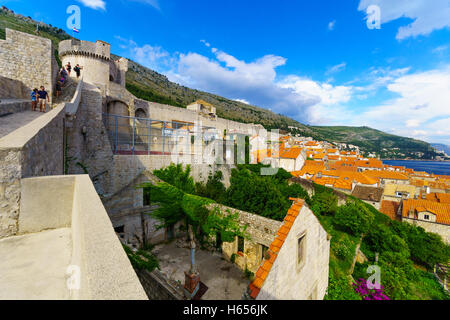 DUBROVNIK, Kroatien - 26. Juni 2015: Szene der alten Stadtmauer, mit einheimischen und Touristen, die in Dubrovnik, Kroatien Stockfoto