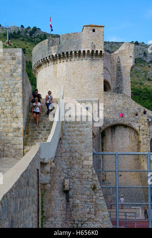 DUBROVNIK, Kroatien - 26. Juni 2015: Szene der alten Stadtmauer, mit einheimischen und Touristen, die in Dubrovnik, Kroatien Stockfoto