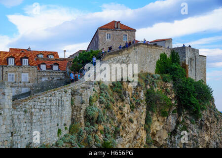 DUBROVNIK, Kroatien - 26. Juni 2015: Szene der alten Stadtmauer, mit einheimischen und Touristen, die in Dubrovnik, Kroatien Stockfoto