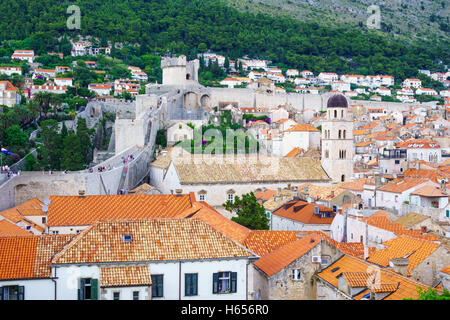 DUBROVNIK, Kroatien - 26. Juni 2015: Szene der alten Stadtmauer, mit einheimischen und Touristen, die in Dubrovnik, Kroatien Stockfoto