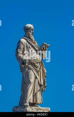 St. Petrus-Statue mit Schlüssel, Buch und päpstlichen Wappen von Sant Angelo Brücke in Rom, Italien Stockfoto
