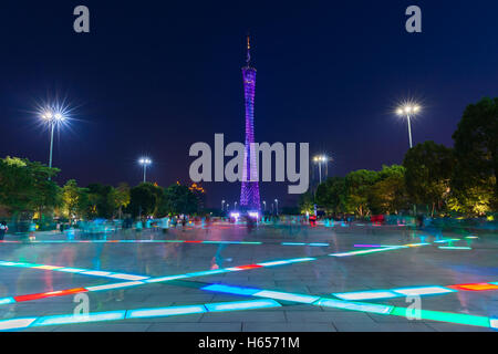 Abenddämmerung Blick auf den Canton Tower von Blume Platz in Guangzhou, China gesehen. Stockfoto