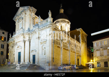 DUBROVNIK, Kroatien - 26. Juni 2015: Nachtaufnahme der Kathedrale, bei Einheimischen und Touristen in Dubrovnik, Kroatien Stockfoto