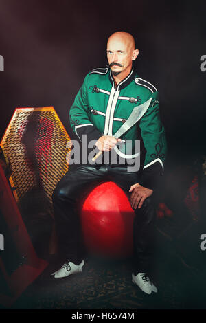 Zirkuskünstler mit einem Schwert Stockfoto