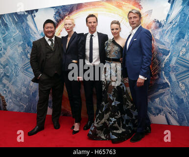 (links nach rechts) Benedict Wong, Tilda Swinton, Benedict Cumberbatch, Rachel McAdams und Mads Mikkelsen, die Teilnahme an einem Ventilator-Screening für Marvels Doctor Strange im Odeon Leicester Square im Zentrum von London. Stockfoto