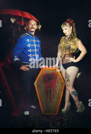 Zirkusartisten mit einem Bett aus Nägeln Stockfoto