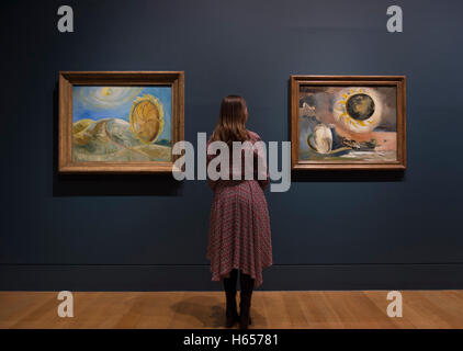 Tate Britain, London, UK. 24. Oktober 2016. Die größte Ausstellung der Werke von Paul Nash für eine Generation öffnet am 26. Oktober - 5. März 2017. Bekannt als Krieg Künstler in der 1. und 2. Weltkriege, zeigt die Ausstellung seiner Arbeit von seinen frühesten Zeichnungen durch seine endgültige visionären Landschaften. Foto: Paul Nash. Sonnenwende der Sonnenblume, 1945. National Gallery of Canada, Ottawa. Eclipse der Sonnenblume, 1945. British Council Collection. Mit Galerie Mitarbeiter gestellt. Bildnachweis: Artsimages/Alamy Live-Nachrichten. Stockfoto