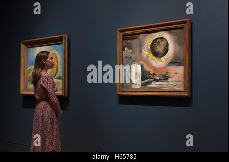 Tate Britain, London, UK. 24. Oktober 2016. Die größte Ausstellung der Werke von Paul Nash für eine Generation öffnet am 26. Oktober - 5. März 2017. Bekannt als Krieg Künstler in der 1. und 2. Weltkriege, zeigt die Ausstellung seiner Arbeit von seinen frühesten Zeichnungen durch seine endgültige visionären Landschaften. Foto: Paul Nash. Sonnenwende der Sonnenblume, 1945. National Gallery of Canada, Ottawa. Eclipse der Sonnenblume, 1945. British Council Collection. Mit Galerie Mitarbeiter gestellt. Bildnachweis: Artsimages/Alamy Live-Nachrichten. Stockfoto