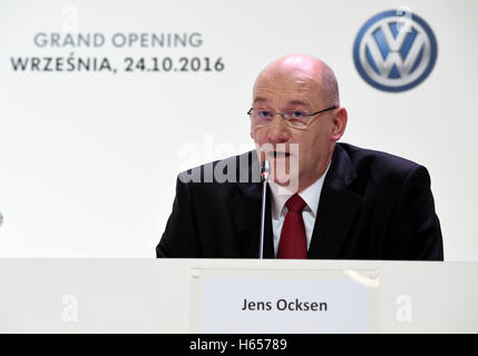 Września, Polen. 24. Oktober 2016. Jens Ocksen, Vorsitzender von Volkswagen Poznań und Mitglied des Executive Board von Volkswagen Nutzfahrzeuge, spricht während einer Pressekonferenz in das neue Werk von Volkswagen Nutzfahrzeuge (LKW, VWN) in Września, Polen, 24. Oktober 2016. Die Fabrik wurde in nur zwei Jahren gebaut. Volkswagen Nutzfahrzeuge investiert rund 800 Millionen Euro im Bereich 220 Hektar. Bis zu 3.000 Mitarbeiter soll den neue Crafter in der Fabrik zu montieren. Foto: RAINER JENSEN/Dpa/Alamy Live-Nachrichten Stockfoto