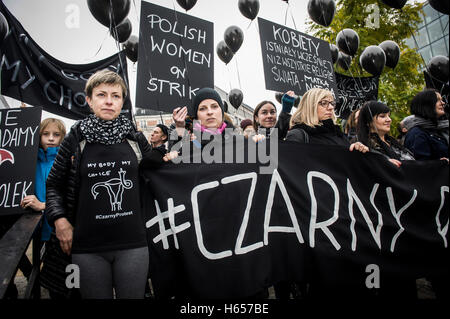 Brüssel, Bxl, Belgien. 24. Oktober 2016. Polnische Frauen in schwarzen halten die Prostest (Czarny Protest, schwarz Protest) vor dem EU-Hauptquartier in Brüssel auf 24.10.2016 sie protestieren gegen das geplante Verbot der Abtreibung in Polen und fordern für die Erfüllung ihrer Forderungen. von Wiktor Dabkowski Credit: Wiktor Dabkowski/ZUMA Draht/Alamy Live-Nachrichten Stockfoto