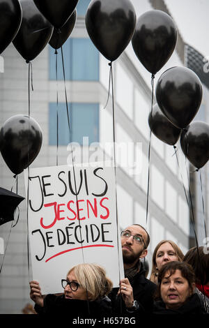 Brüssel, Bxl, Belgien. 24. Oktober 2016. Polnische Frauen in schwarzen halten die Prostest (Czarny Protest, schwarz Protest) vor dem EU-Hauptquartier in Brüssel auf 24.10.2016 sie protestieren gegen das geplante Verbot der Abtreibung in Polen und fordern für die Erfüllung ihrer Forderungen. von Wiktor Dabkowski Credit: Wiktor Dabkowski/ZUMA Draht/Alamy Live-Nachrichten Stockfoto