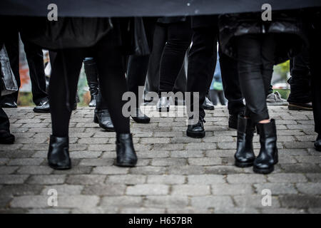 Brüssel, Bxl, Belgien. 24. Oktober 2016. Polnische Frauen in schwarzen halten die Prostest (Czarny Protest, schwarz Protest) vor dem EU-Hauptquartier in Brüssel auf 24.10.2016 sie protestieren gegen das geplante Verbot der Abtreibung in Polen und fordern für die Erfüllung ihrer Forderungen. von Wiktor Dabkowski Credit: Wiktor Dabkowski/ZUMA Draht/Alamy Live-Nachrichten Stockfoto