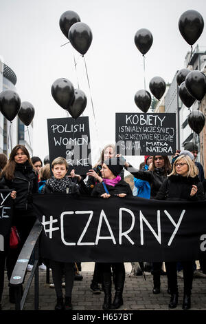 Brüssel, Bxl, Belgien. 24. Oktober 2016. Polnische Frauen in schwarzen halten die Prostest (Czarny Protest, schwarz Protest) vor dem EU-Hauptquartier in Brüssel auf 24.10.2016 sie protestieren gegen das geplante Verbot der Abtreibung in Polen und fordern für die Erfüllung ihrer Forderungen. von Wiktor Dabkowski Credit: Wiktor Dabkowski/ZUMA Draht/Alamy Live-Nachrichten Stockfoto