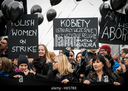 Brüssel, Bxl, Belgien. 24. Oktober 2016. Polnische Frauen in schwarzen halten die Prostest (Czarny Protest, schwarz Protest) vor dem EU-Hauptquartier in Brüssel auf 24.10.2016 sie protestieren gegen das geplante Verbot der Abtreibung in Polen und fordern für die Erfüllung ihrer Forderungen. von Wiktor Dabkowski Credit: Wiktor Dabkowski/ZUMA Draht/Alamy Live-Nachrichten Stockfoto