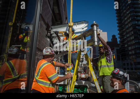 New York, NY, USA. 18. Oktober 2016. Bauarbeiter bauen den neuen Eingang an der 96th Street Q-Linie hält als die Metropolitan Transportation Authority (MTA) Second Avenue u-Bahn-Linie soll das Hinspiel im Dezember, Dienstag, 18. Oktober 2016 in New York eröffnet. © Bryan Smith/ZUMA Draht/Alamy Live-Nachrichten Stockfoto