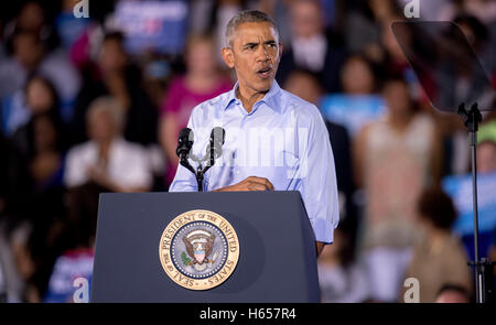 North Las Vegas, Nevada, USA. 23. Oktober 2016. Präsident BARACK OBAMA wirbt für US-Senat Kandidaten Catherine Cortez Masto und Präsidentschaftskandidatin Hillary Clinton an Cheyenne High School. Bildnachweis: Brian Cahn/ZUMA Draht/Alamy Live-Nachrichten Stockfoto