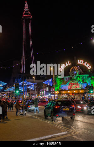 Blackpool Promenade, Blackpool, Lancashire, Vereinigtes Königreich. 23. Oktober 2016. Auszeichnung weltweit berühmten Illuminationen sind am 6. November abgeschaltet werden, die Beleuchtung wurden Teil der Blackpool-Erfahrung seit 1912. Heute gibt es 10 Km von Ilumminations, zieht Besucher zum Meer Side Resort mit noch drei Pfeilern Credit: David Billinge/Alamy Live News Stockfoto