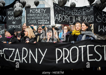 Brüssel, Belgien. 24. Oktober 2016. Polnische Frauen in schwarzen halten die Prostest (Czarny Protest, schwarz Protest) vor dem EU-Hauptquartier in Brüssel, Belgien. Sie protestieren gegen das geplante Verbot der Abtreibung in Polen und fordern für die Erfüllung ihrer Forderungen. © Wiktor Dabkowski/ZUMA Draht/Alamy Live-Nachrichten Stockfoto