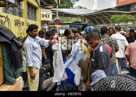 Kuala Lumpur, Kuala Lumpur, Malaysia. 23. Oktober 2016. Wanderarbeiter sind auf der Suche auf Second Hand Kleidung in Kota Raya Street in Kuala Lumpur, Malaysia. © Chris Jung/ZUMA Draht/Alamy Live-Nachrichten Stockfoto