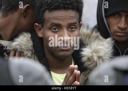 Calais, Frankreich. 24. Oktober 2016. Porträt eines Flüchtlings in der Warteschlange zum Empfang und Orientierung-Center in den Dschungel. Der erste Tag der Registrierung und Verteilung der Flüchtlinge aus dem Dschungel in Calais hat gesehen, dass 1631 Flüchtlinge in 39 Busse von 16:00 an mehreren Orten in Frankreich verteilt wurden. Stockfoto