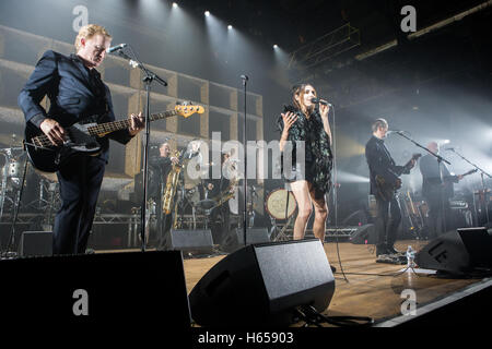 Mailand, Italien. 23. Oktober 2016. Der englische Singer-Songwriter PJ HARVEY führt live auf der Bühne in Alcatraz, sein neues Album "The Hope sechs Abriss Project" Credit: Rodolfo weitertransferiert/Alamy Live News Stockfoto