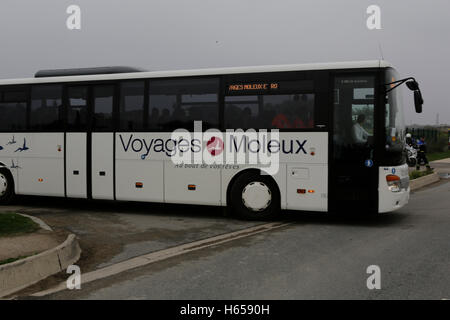 Calais, Frankreich. 24. Oktober 2016. Der Bus fährt die Rezeption und Orientierung Zentrum um den Dschungel. Der erste Tag der Registrierung und Verteilung der Flüchtlinge aus dem Dschungel in Calais hat gesehen, dass 1631 Flüchtlinge in 39 Busse von 16:00 an mehreren Orten in Frankreich verteilt wurden. Stockfoto