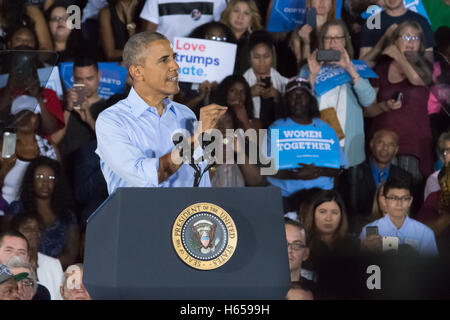 Las Vegas, Nevada, USA. 23. Oktober 2016. Präsident Obama Rallyes das Publikum bei der frühen stimmberechtigten Rallye am 23. Oktober 2016 an Cheyenne High School in North Las Vegas, NV. Bildnachweis: Das Foto Zugang/Alamy Live-Nachrichten Stockfoto