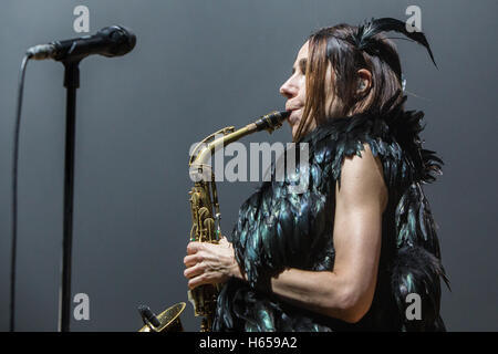 Mailand, Italien. 23. Oktober 2016. Der englische Singer-Songwriter PJ HARVEY führt live auf der Bühne in Alcatraz, sein neues Album "The Hope sechs Abriss Project" Credit: Rodolfo weitertransferiert/Alamy Live News Stockfoto