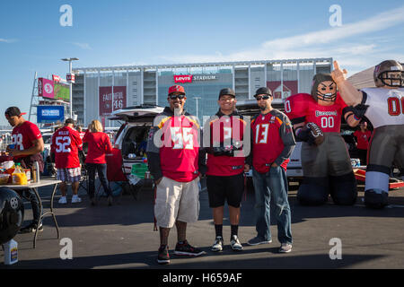 Florida, USA. 23. Oktober 2016. LOREN ELLIOTT | Zeiten. Von links, leidenschaftliche Bucs Fans Oscar Romero Dominic Romero und Nathan Ledesma von Los Angeles gelten außerhalb Levi es Stadium in Santa Clara, Kalifornien, auf Sonntag, 23. Oktober 2016, bevor die Tampa Bay Buccaneers die San Francisco 49ers gespielt. © Loren Elliott/Tampa Bay Times / ZUMA Draht/Alamy Live News Stockfoto