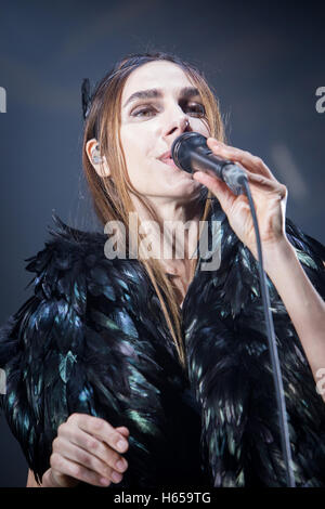 Mailand, Italien. 23. Oktober 2016. Der englische Singer-Songwriter PJ HARVEY führt live auf der Bühne in Alcatraz, sein neues Album "The Hope sechs Abriss Project" Credit: Rodolfo weitertransferiert/Alamy Live News Stockfoto