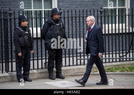 London, UK. 24. Oktober 2016. Downing Street.London.Prime Ministerin Theresa Mai trifft sich Staats-und Regierungschefs die 3 autonomen Regierungen vor der britischen Verhandlungen um die EU verlassen. Bild zeigt Nordirland stellvertretende erste Minister Martin McGuinness Ankunft in Downing Street Credit: PAUL GROVER/Alamy Live News Stockfoto