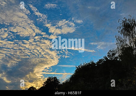 Wansford, Cambridgeshire, Großbritannien. Montag, 24. Oktober 2016. UK-Wetter: Die Sonne geht an einem anderen milden Herbsttag mit teils sonnig in ländlichen Cambridgeshire, Großbritannien. Milder Witterung dürfte für den Rest der Woche Credit: WansfordPhoto/Alamy Live News Stockfoto