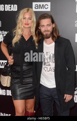 Los Angeles, CA, USA. 23. Oktober 2016. Jennifer Akerman, Tom Payne im Ankunftsbereich für AMC präsentiert Live Special Edition von THE WALKING DEAD sprechen tot, Hollywood Forever Cemetery in Los Angeles, CA 23. Oktober 2016. © Priscilla Grant/Everett Collection/Alamy Live-Nachrichten Stockfoto