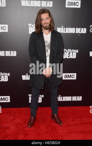 Los Angeles, CA, USA. 23. Oktober 2016. Tom Payne im Ankunftsbereich für AMC präsentiert Live Special Edition von THE WALKING DEAD sprechen tot, Hollywood Forever Cemetery in Los Angeles, CA 23. Oktober 2016. © Priscilla Grant/Everett Collection/Alamy Live-Nachrichten Stockfoto